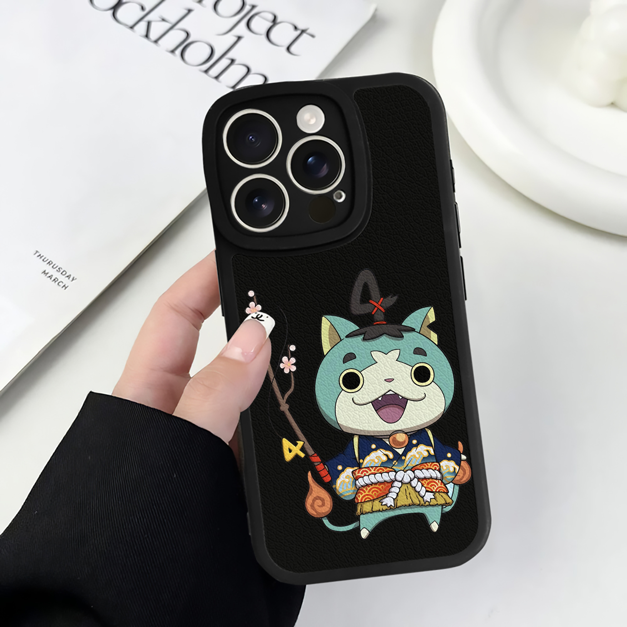 （画像用） 妖怪ウォッチ Yo-kai Watch 【iPhone 16シリーズ対応】シリコンスマホケース（レザー調） 材質：シリコン